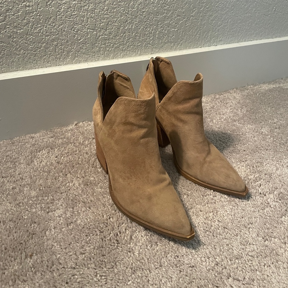 Steve Madden Tan Suede booties